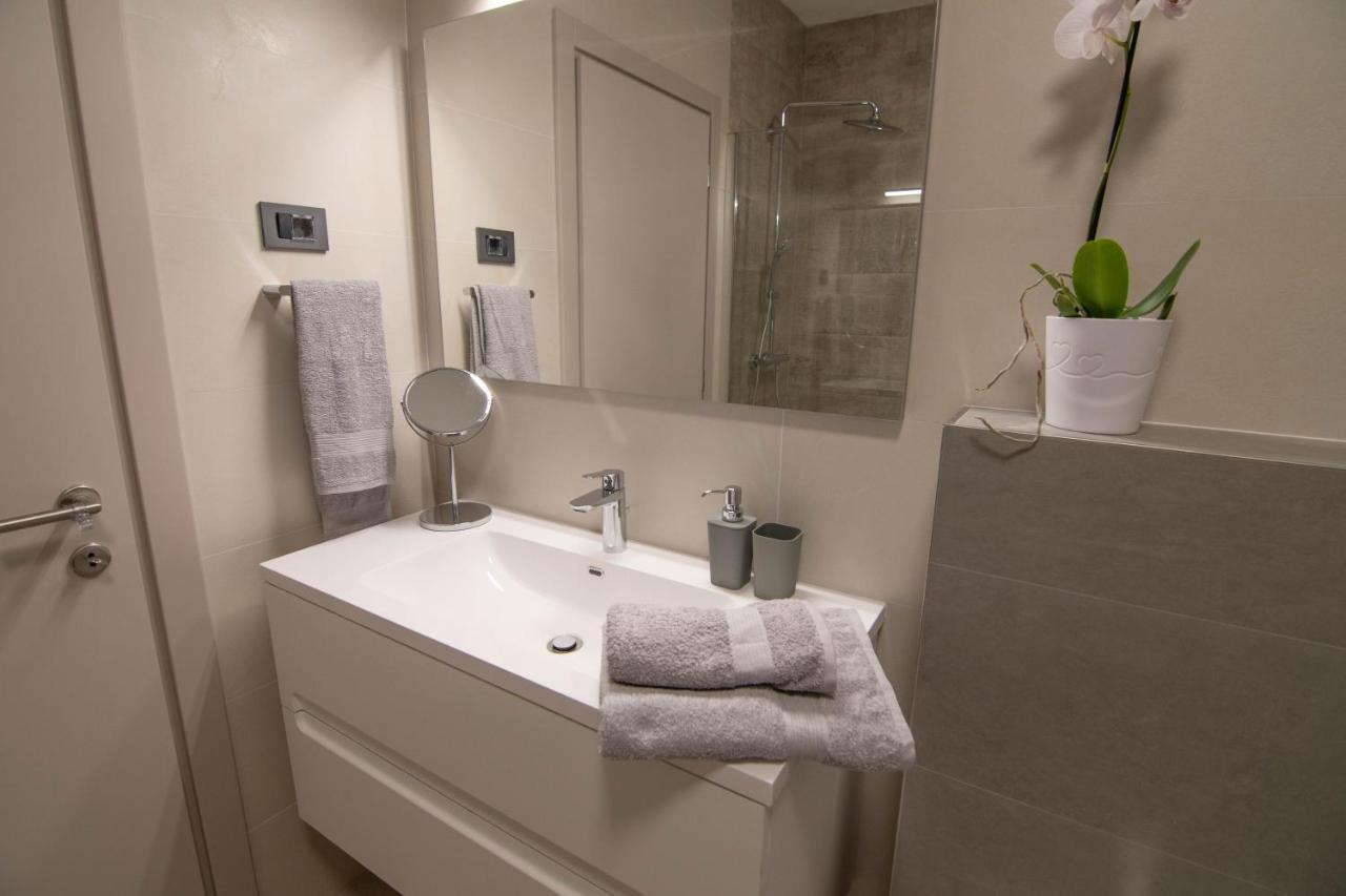 Luxury Apartment Faro With Sea View And Swimming Pool Premantura Exteriör bild